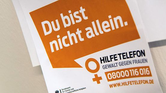 Ein Aufkleber mit der Aufschrift "Du bist nicht allein." vom "Hilfe Telefon - Gewalt gegen Frauen".