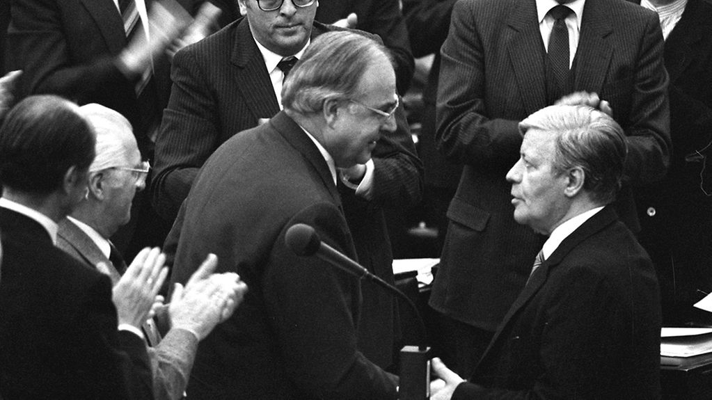 Helmut Schmidt (rechts) gratuliert Helmut Kohl zu der Wahl zum Bundes-Kanzler. 