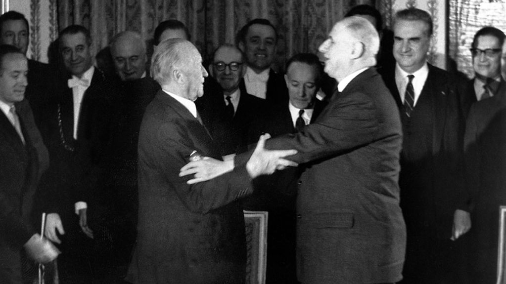 Bundeskanzler Konrad Adenauer (l.) und Charles de Gaulle, Präsident Frankreichs (r.), nach der Unterzeichnung des Elysée-Vertrags.