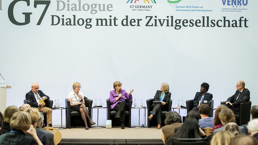 Bundeskanzlerin Angela Merkel im Dialog mit Vertretern von Nichtregierungsorganisationen.