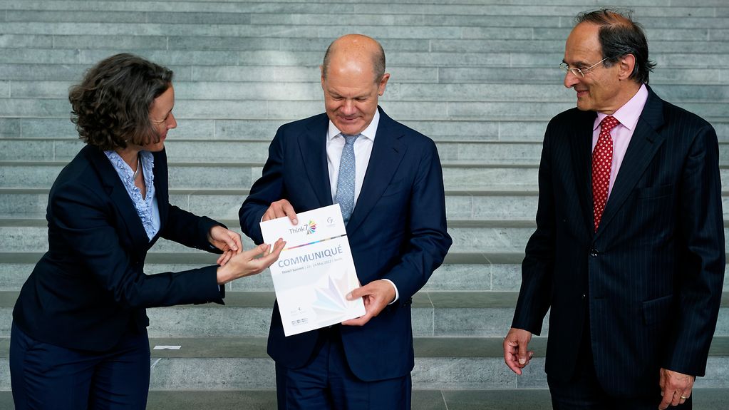 Federal Chancellor Olaf Scholz receives the Think7 recommendations catalogue from Anna-Katharina Hornidge and Dennis Snower.