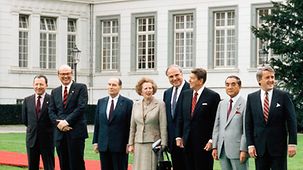 Group photo of participants at the G7 Summit together in the park of Palais Schaumburg
