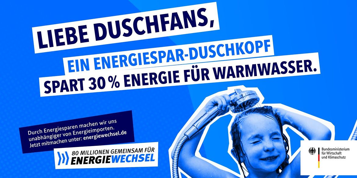 Kind mit Duschkopf mit Claim: Liebe Duschfans, ein Energiespar-Duschkopf spart 30 Prozent Energie für Warmwasser.