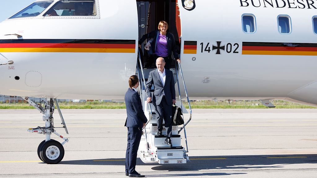 Ankunft von Bundeskanzler Olaf Scholz und seiner Frau Britta Ernst auf dem Flughafen München. Von hier aus geht es mit dem Hubschrauber weiter zum Schloss Elmau - dem Tagungsort des G7 Gipfels.