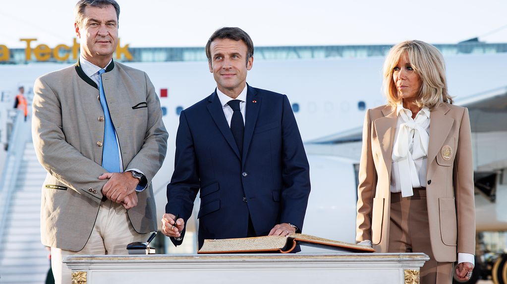 Emmanuel Macron (French President) and his wife Brigitte arrive at Munich Airport. They are welcomed by Markus Söder, Minister-President of Bavaria and sign the City of Munich’s golden visitors’ book.