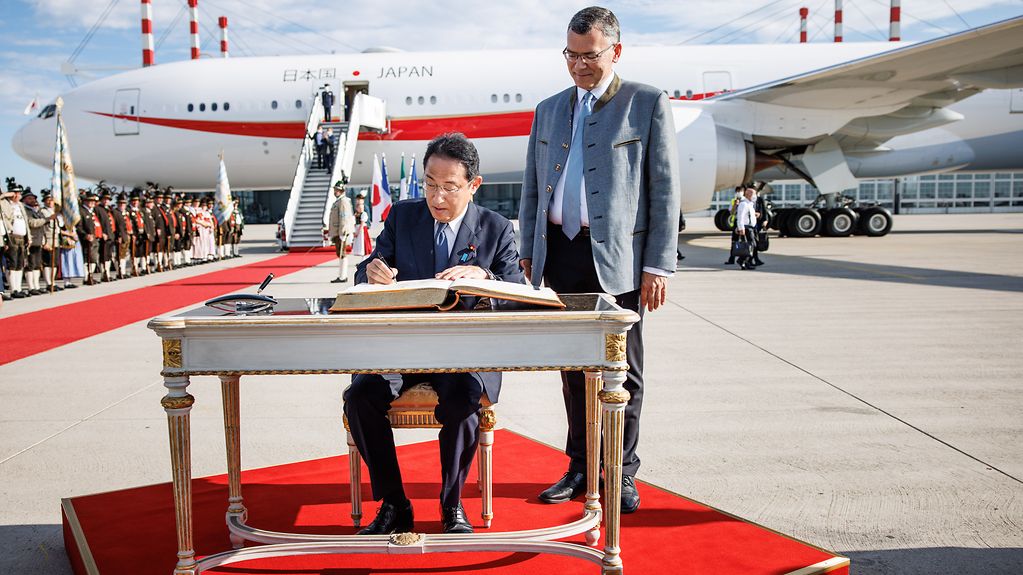 Ankunft von Fumio Kishida (Ministerpräsident Japan) auf dem Flughafen München, Begrüßung durch Florian Herrmann, Leiter der Bayerischen Staatskanzlei und Eintragung in das Goldene Buch der Staatsregierung.