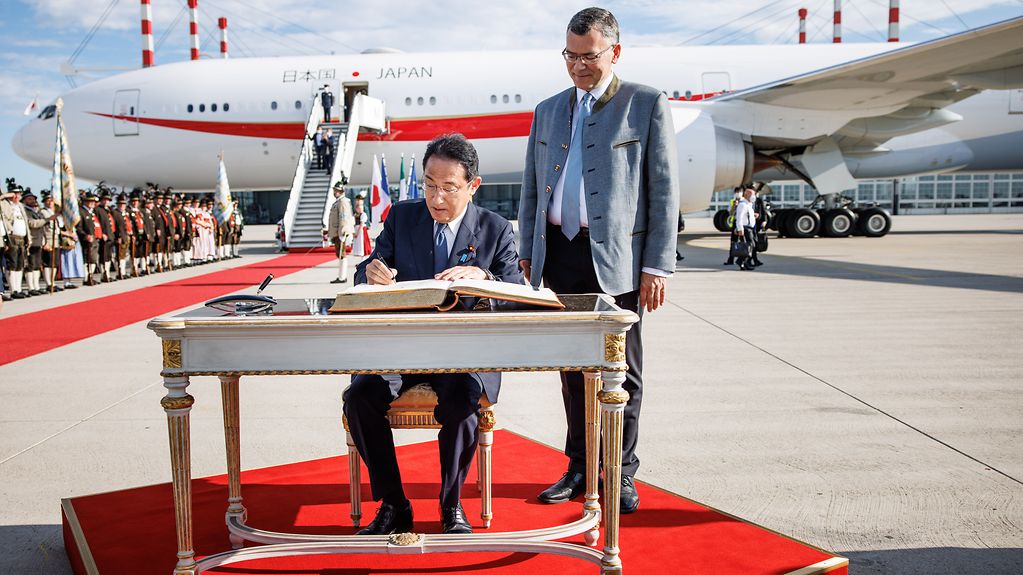 Arrival of Fumio Kishida (Prime Minister of Japan) at Munich Airport, welcome by Florian Herrmann, Head of the Bavarian State Chancellery, and signing of the golden visitors’ book of the Government of the Free State of Bavaria.