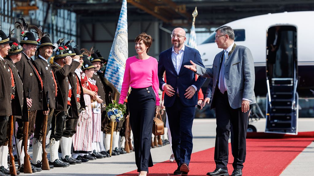 Ankunft von Charles Michel (Präsident Europäischer Rat) und seiner Frau Amélie Derbaudrenghien auf dem Flughafen München und Begrüßung durch Begrüßung durch Florian Herrmann, Leiter der Bayerischen Staatskanzlei.