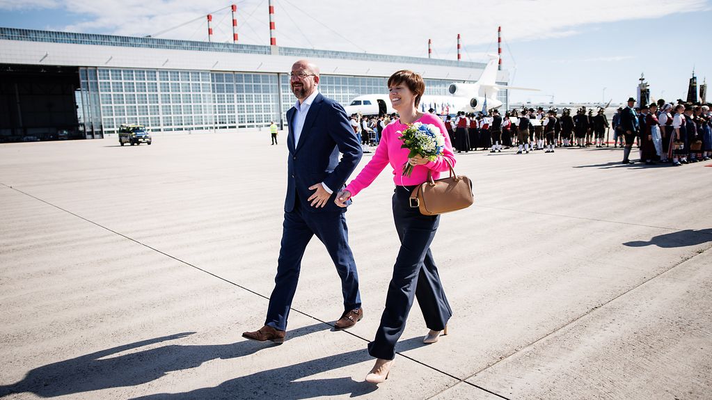 Ankunft von Charles Michel (Präsident Europäischer Rat) und seiner Frau Amélie Derbaudrenghien auf dem Flughafen München.