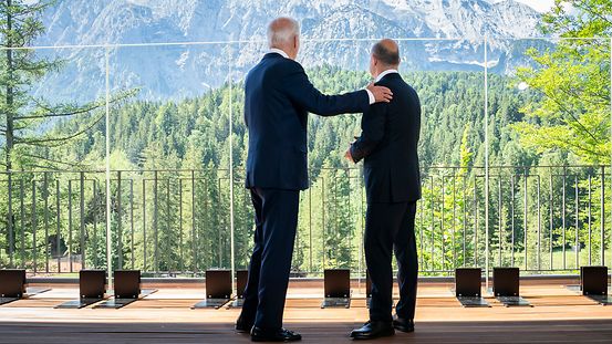 Vor der traumhaften Kulisse des Wettersteingebirges begrüßt Bundeskanzler Olaf Scholz Bilaterales Gespräch zwischen Bundeskanzler Olaf Scholz den amerikanischen Präsidenten Joe Biden.