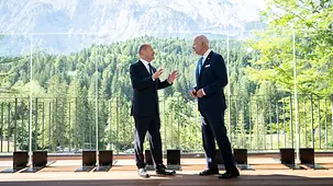 Bundeskanzler Olaf Scholz im Gespräch mit US-Präsident Joe Biden.