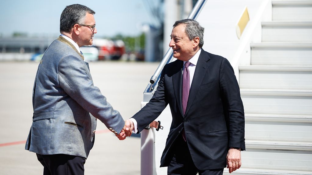 Mario Draghi (Prime Minister of Italy) being welcomed by Florian Herrmann, Head of the Bavarian State Chancellery.
