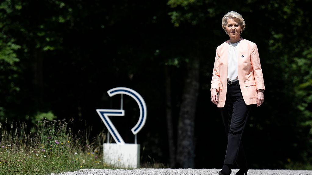 Ursula von der Leyen (Präsidentin EU-Kommission), auf dem Weg zur Begrüßung zum G7-Gipfel auf Schloss Elmau.