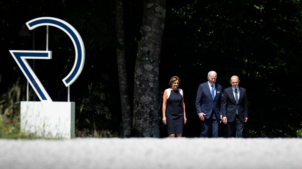 Bundeskanzler Olaf Scholz und seine Frau Britta Ernst begleiten Joe Biden (Präsident USA) nach der Begrüßung zur ersten Arbeitssitzung der G7 auf Schloss Elmau.