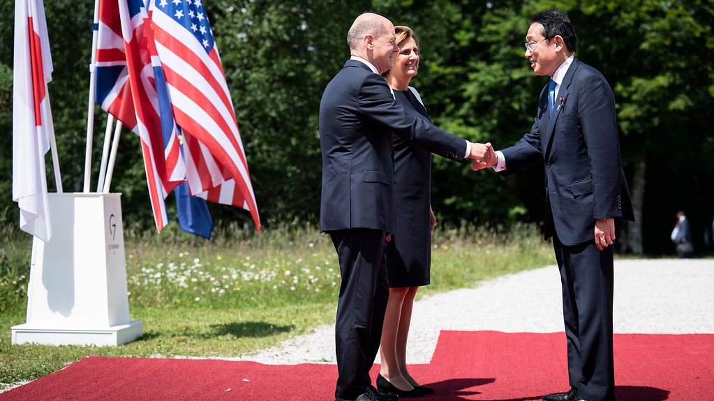 Bundeskanzler Olaf Scholz und seine Frau Britta Ernst begrüßen Fumio Kishida (Ministerpräsident Japan) zum G7-Gipfel auf Schloss Elmau.