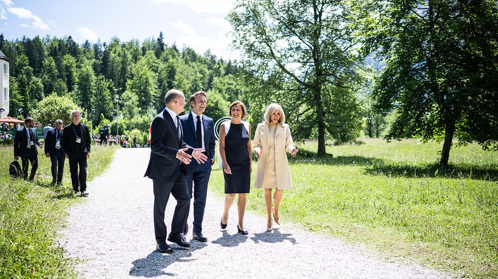 Federal Chancellor Olaf Scholz, his wife Britta Ernst, Emmanuel Macron (French President) and his wife Brigitte Macron at the official welcome to the G7 Summit in front of Schloss Elmau.
