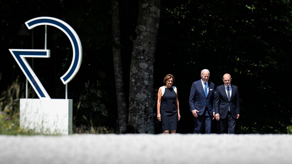 Federal Chancellor Olaf Scholz and his wife Britta Ernst accompany Joe Biden (US President) to the first working session of the G7 Summit in Schloss Elmau.