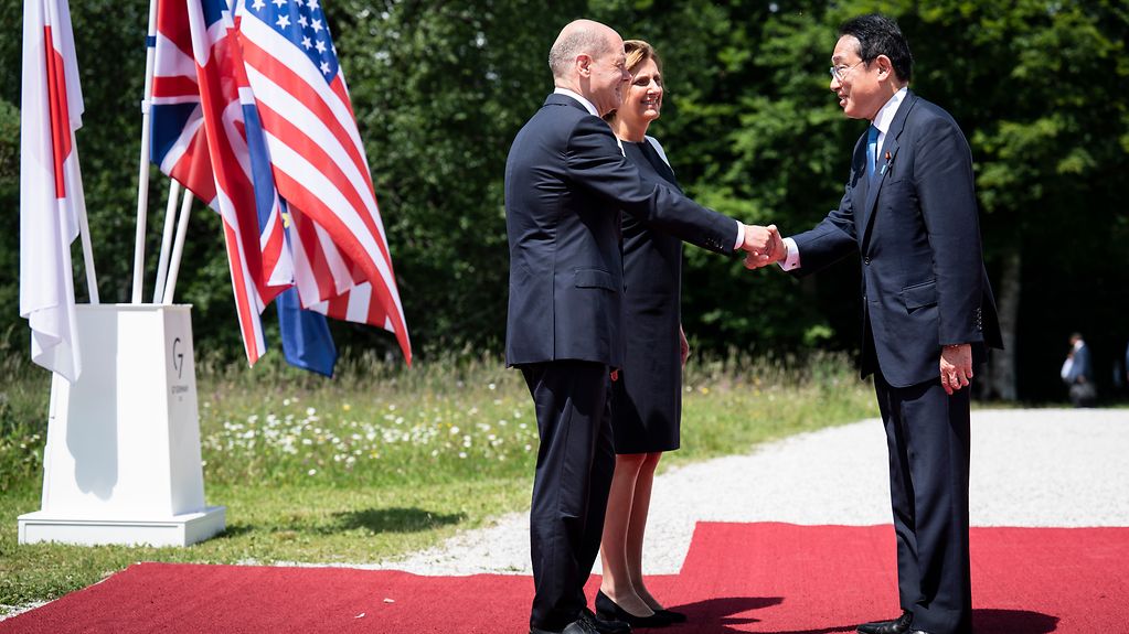 Federal Chancellor Olaf Scholz and his wife Britta Ernst welcome Fumio Kishida (Prime Minister of Japan) to the G7 Summit in Schloss Elmau.