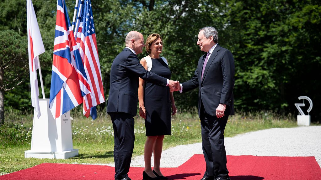 Federal Chancellor Olaf Scholz and his wife Britta Ernst welcome Mario Draghi (Prime Minister of Italy) to the G7 Summit in Schloss Elmau.