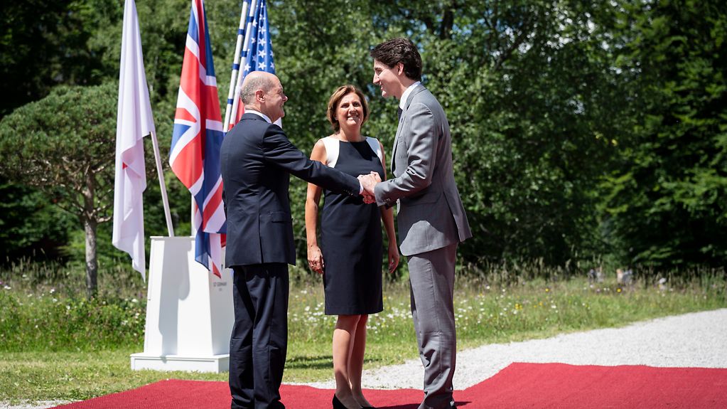 Bundeskanzler Olaf Scholz und seine Frau Britta Ernst begrüßen Justin Trudeau (Premierminister Kanada) zum G7-Gipfel auf Schloss Elmau.