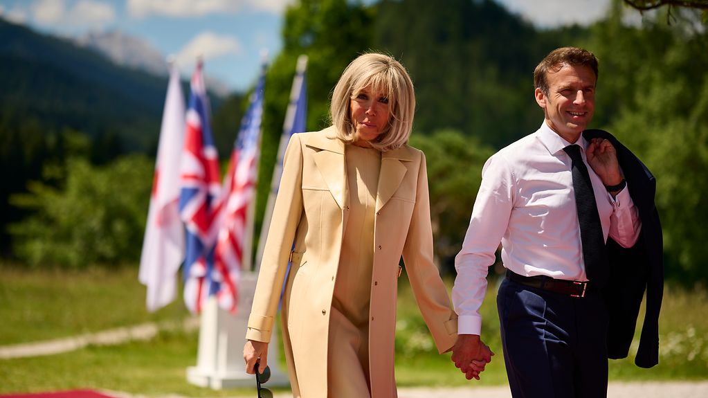 Emmanuel Macron (Präsident Frankreich) und seine Frau Brigitte auf dem Weg zur Begrüßung zum G7-Gipfel auf Schloss Elmau.
