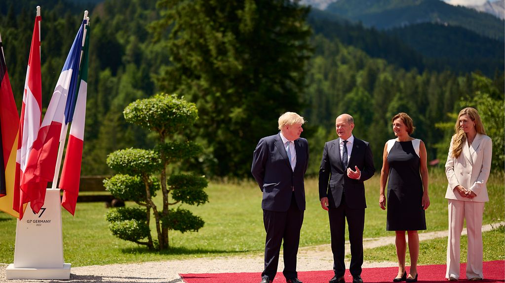 Bundeskanzler Olaf Scholz und seine Frau Britta Ernst begrüßen Boris Johnson (Premierminister Großbritannien) und seine Frau Carrie Johnson zum G7-Gipfel auf Schloss Elmau.