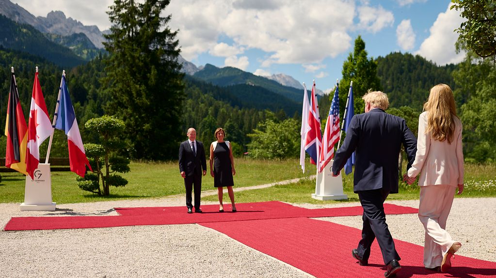 Bundeskanzler Olaf Scholz und seine Frau Britta Ernst begrüßen Boris Johnson (Premierminister Großbritannien) und seine Frau Carrie Johnson zum G7-Gipfel auf Schloss Elmau.