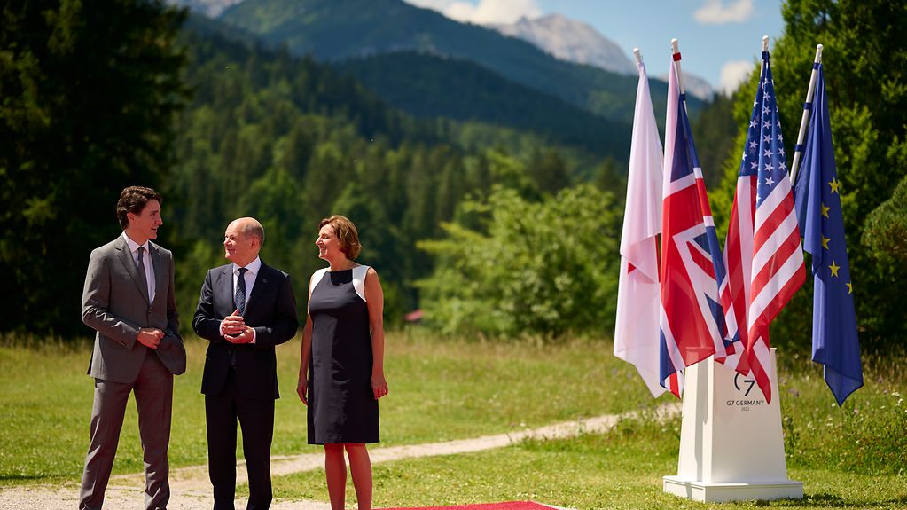 Federal Chancellor Olaf Scholz and his wife Britta Ernst welcome Justin Trudeau (Prime Minister of Canada) to the G7 Summit in Schloss Elmau.