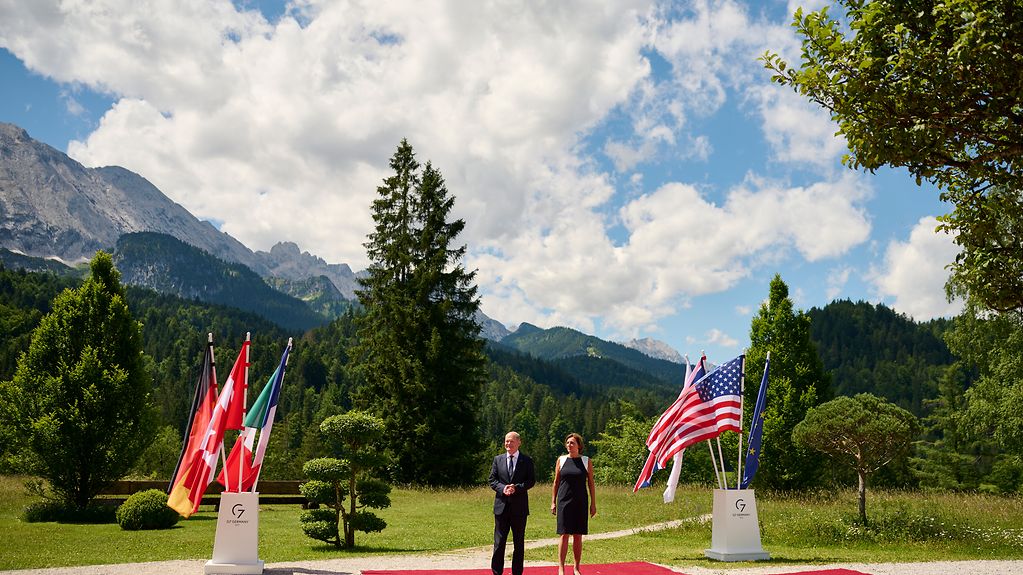 Federal Chancellor Olaf Scholz and his wife Britta Ernst during the official welcome of G7 participants in Schloss Elmau.