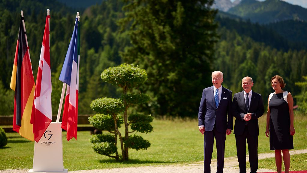 Federal Chancellor Olaf Scholz and his wife Britta Ernst welcome US President Joe Biden to the G7 summit at Schloss Elmau.