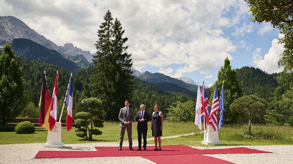 Federal Chancellor Olaf Scholz and his wife Britta Ernst welcome Canadian Prime Minister Justin Trudeau to the G7 summit at Schloss Elmau.
