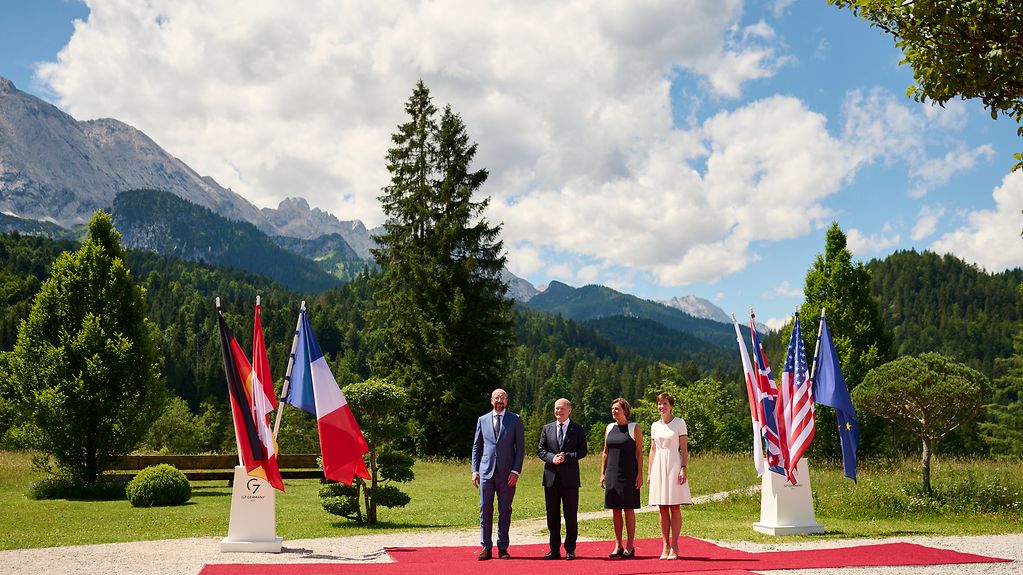 Bundeskanzler Olaf Scholz und seine Frau Britta Ernst begrüßen Charles Michel (Präsident Europäischer Rat) und seine Frau Amélie Derbaudrenghien zum G7-Gipfel auf Schloss Elmau.