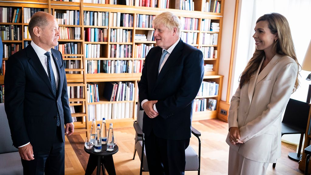Federal Chancellor Olaf Scholz, Boris Johnson (Prime Minister of the United Kingdom) and Carrie Johnson.