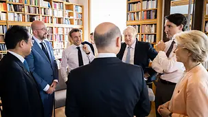 Staats- und Regierungschefs im Holding Room.
