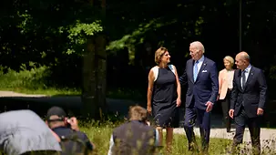 Bundeskanzler Olaf Scholz und seine Frau Britta Ernst begleiten Joe Biden (Präsident USA) nach der Begrüßung zur ersten Arbeitssitzung der G7l auf Schloss Elmau.