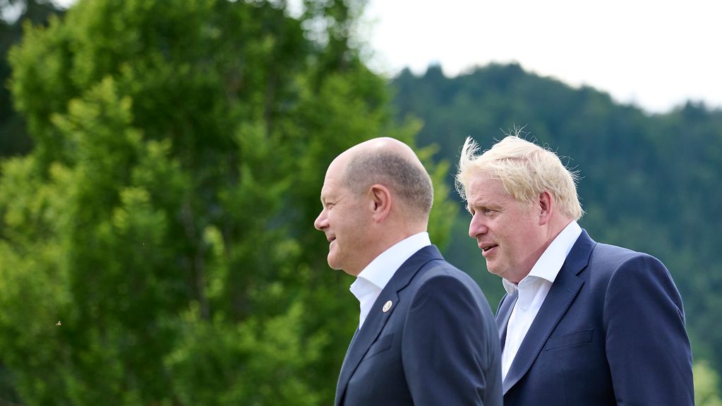 Bundeskanzler Olaf Scholz und Boris Johnson (Premierminister Großbritannien) auf dem Weg zum Familienfoto.