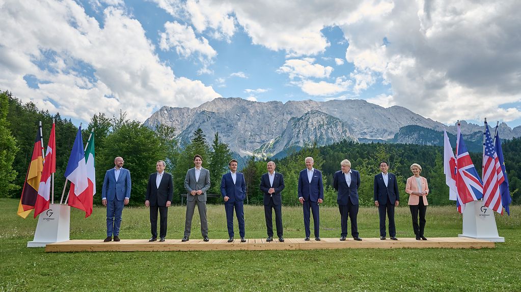 Family photo of the G7 participants