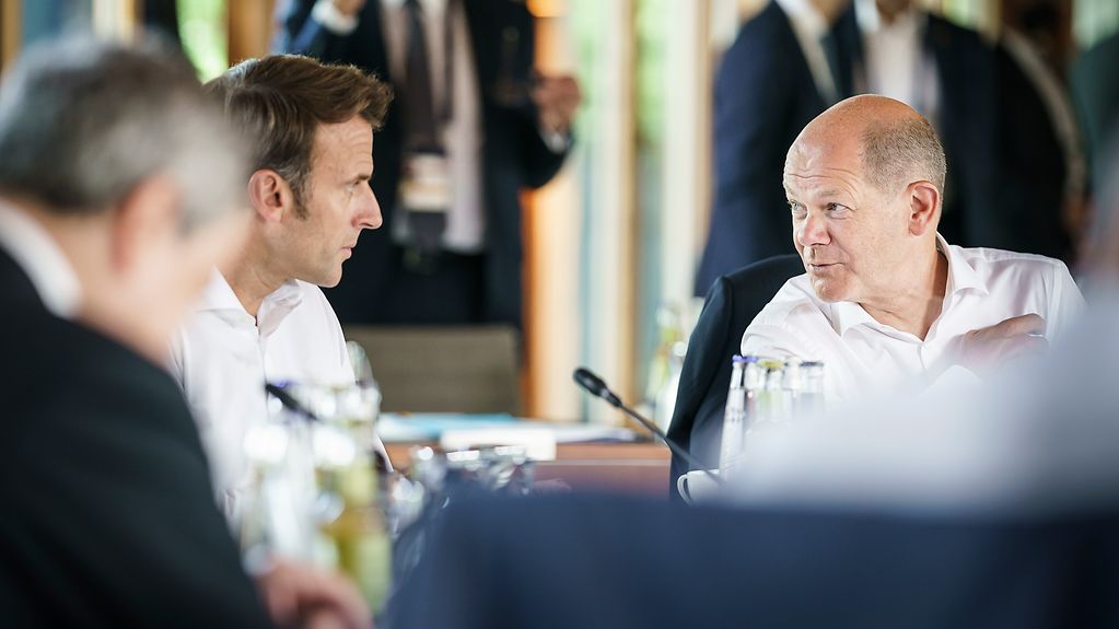 Bundeskanzler Olaf Scholz und Emmanuel Macron (Präsident Frankreich) zu Beginn der zweiten Arbeitssitzung.