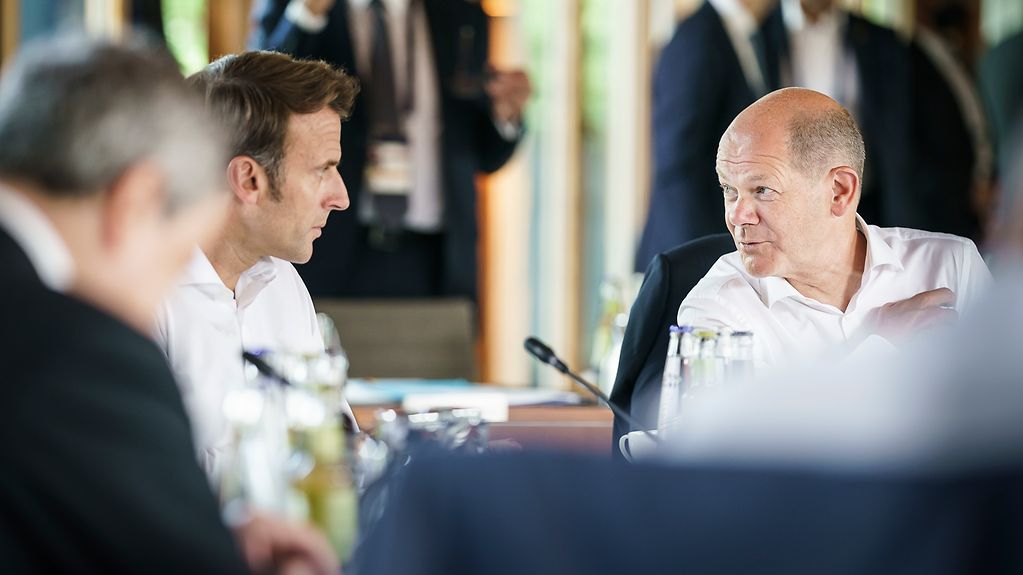 Federal Chancellor Olaf Scholz and French President Emmanuel Macron at the start of the second working session.