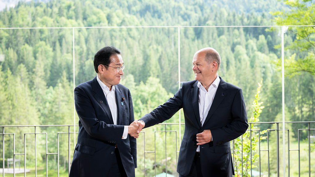 Bundeskanzler Olaf Scholz und Fumio Kishida (Ministerpräsident Japan) während eines bilateralen Gesprächs.