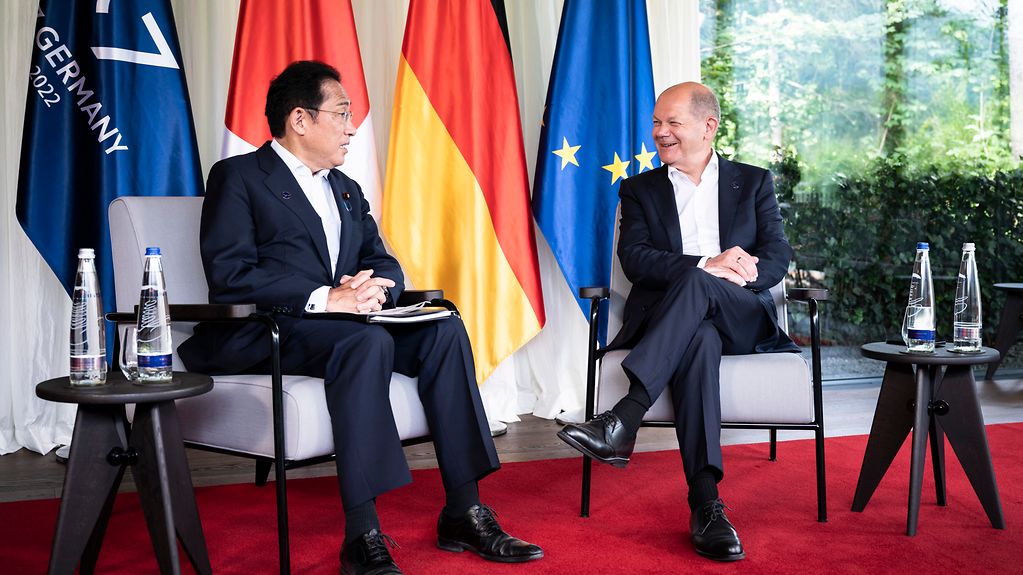 Federal Chancellor Olaf Scholz and Japanese Prime Minister Fumio Kishida during a bilateral meeting.