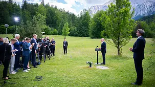Bundeskanzler Olaf Scholz während eines Pressestatements nach einer Arbeitssitzung. Rechts: Regierungssprecher Steffen Hebestreit.