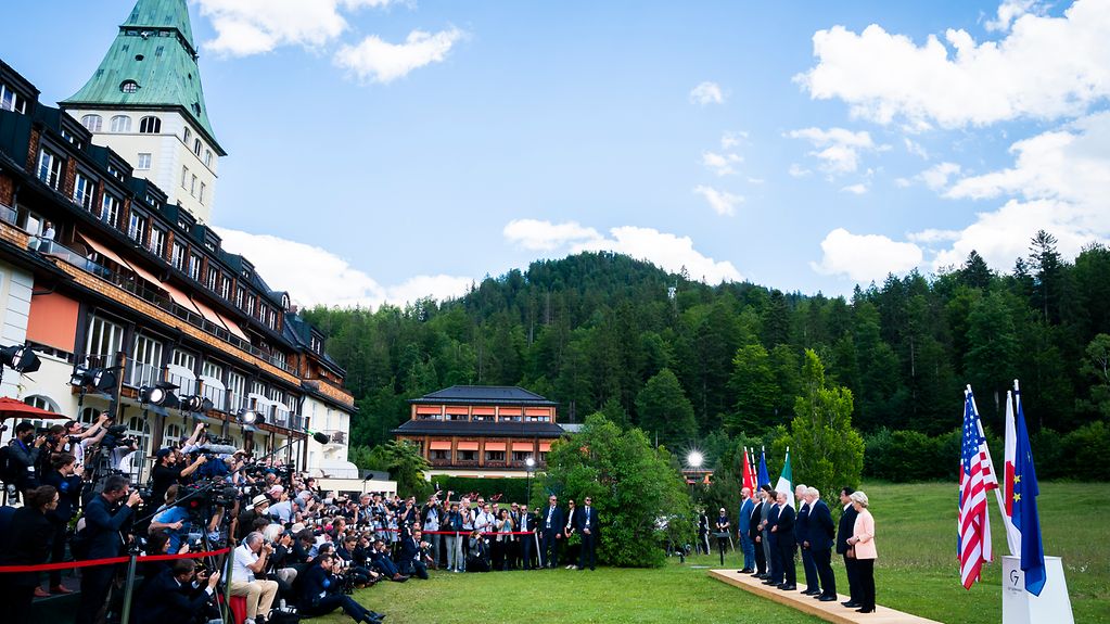 Familienfoto der G7 Staats- und Regierungschefs vor Schloss Elmau.