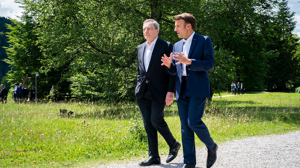 French President Emmanuel Macron and Italian Prime Minister Mario Draghi on their way to the family photo.