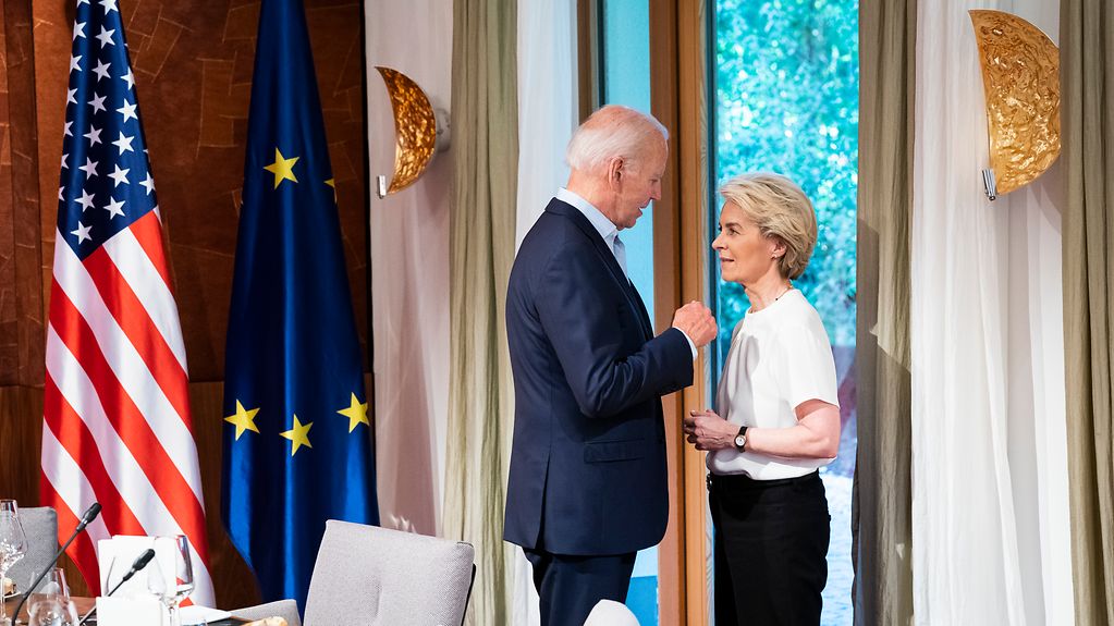 Joe Biden (Präsident USA) und Ursula von der Leyen (Präsidentin EU-Kommission) vor Beginn der dritten Arbeitssitzung.