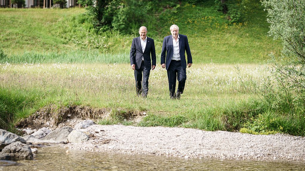 Federal Chancellor Olaf Scholz and British Prime Minister Boris Johnson engage in bilateral talks during a walk.
