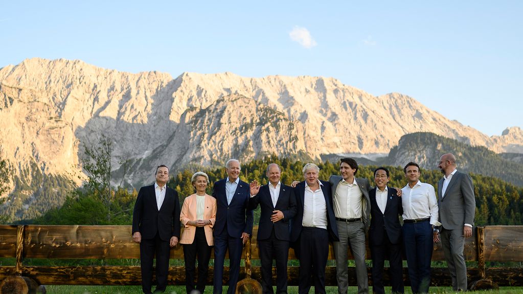 Gruppenfoto der G7 Teilnehmer vor Gebirge
