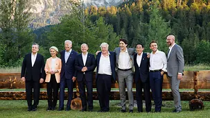 Gruppenfoto der G7 Teilnehmer vor Gebirge