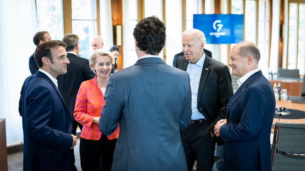 Emmanuel Macron (Präsident Frankreich), Ursula von der Leyen (Präsidentin EU-Kommission), Joe Biden (Präsident USA), Bundeskanzler Olaf Scholz und Justin Trudeau (Premierminister Kanada) im Gespräch vor Beginn der vierten Arbeitssitzung.