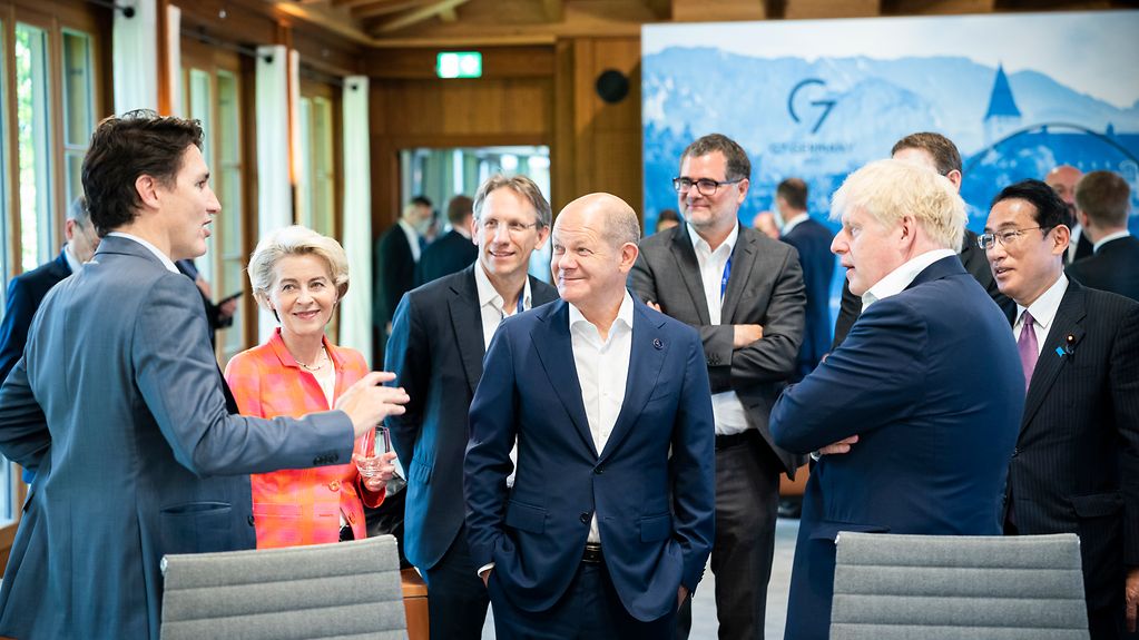 G7 Teilnehmer vor der vierten Arbeitssitzung im Gespräch.